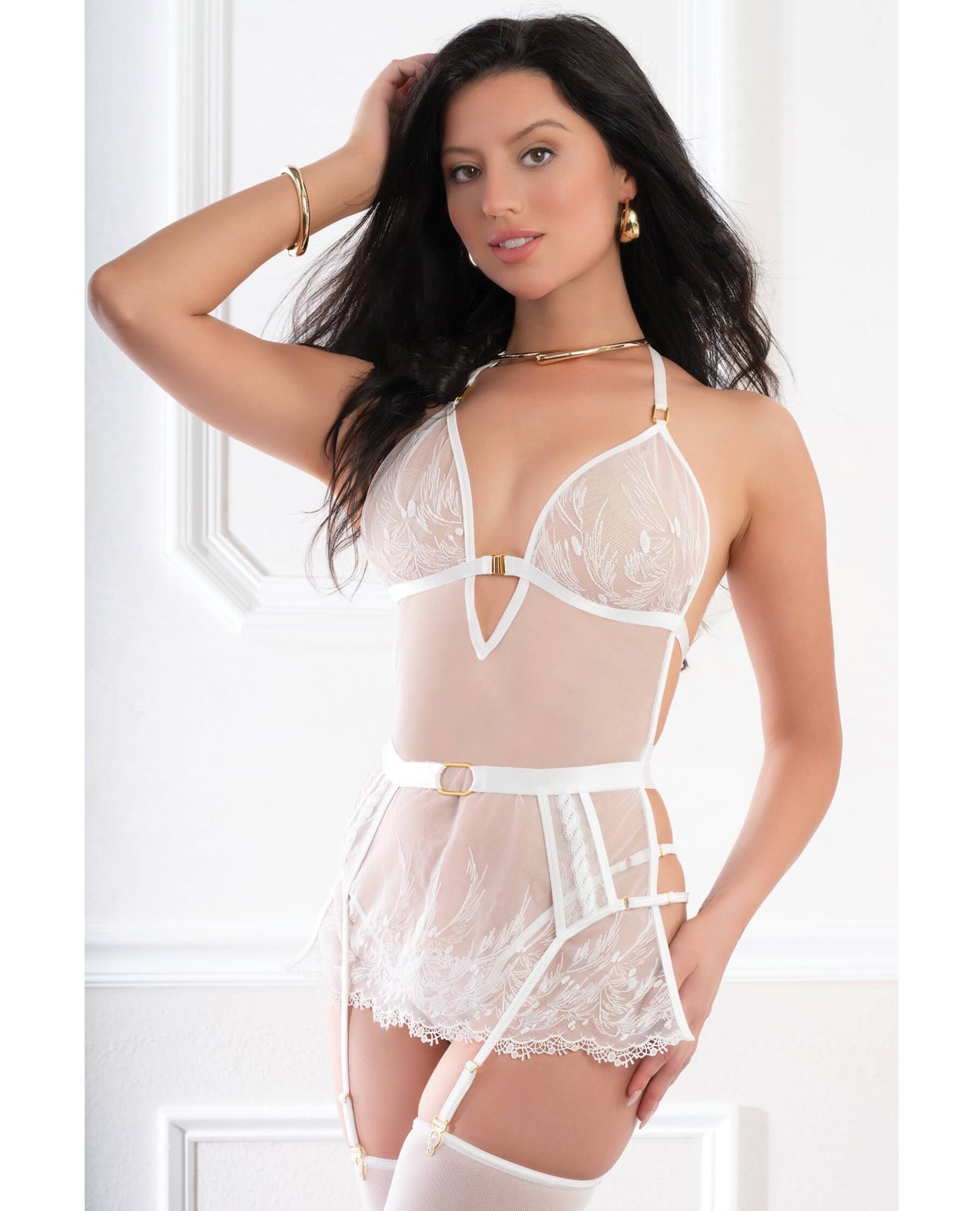 Wit doorschijnend kanten schortbabydoll met jarretels, open rug, slipje en kousen, één maat