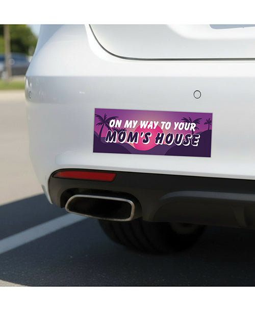 Sjov kofangermagnet til bilen med teksten On My Way To Your Mom, en anderledes gave