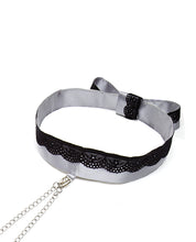 Bild in den Galerie-Viewer laden, Fifty Shades Of Grey Play Nice Halsband und Nippelklemmen aus Satin und Spitze
