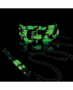 Collier et laisse BDSM phosphorescents sur le thème du cannabis