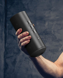 Kiiroo Titan Interactive Vibration Stroker - Design Preto Elegante