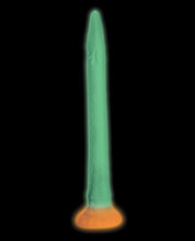 Indlæs billede i gallerifremviser, Mystisk Makara Glow-in-the-Dark Silikone Dildo - 16 Tommer Havslange Design
