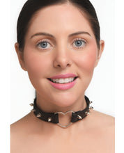 Afbeelding laden in Galerijviewer, Spiked Heart Choker uit de Master Series Sieraden
